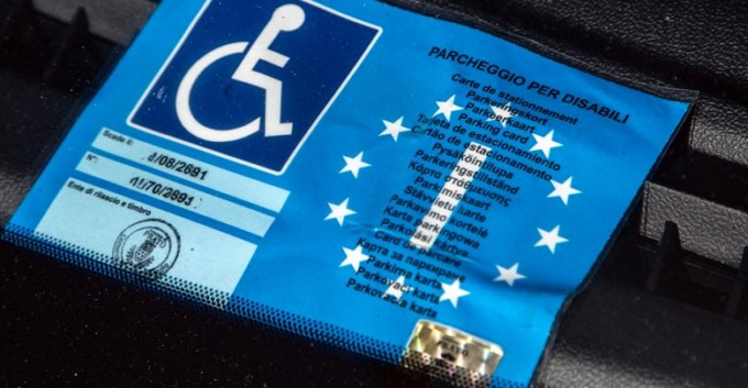 Contrassegno disabili falsificato: denunciato dalla Polizia Locale