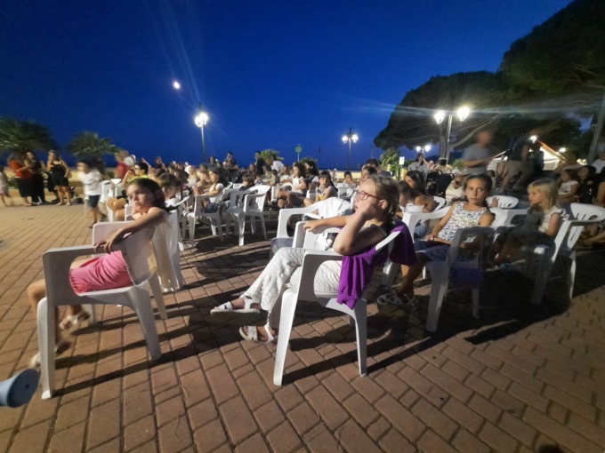 Fiabe da colorare in riva al mare, appuntamento domani