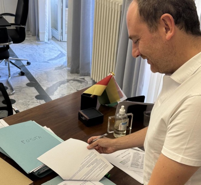 Il sindaco di Ventimiglia firma convenzione per la ciclabile “a picco sul mare”