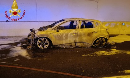 Auto a gpl prende fuoco in galleria sulla statale 28
