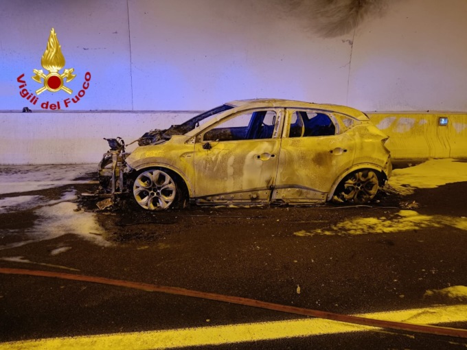 Auto a gpl prende fuoco in galleria sulla statale 28