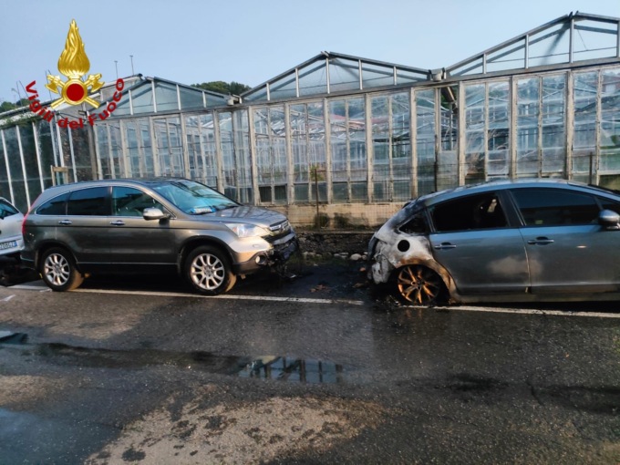Prende fuoco un’auto a San Bartolomeo al mare