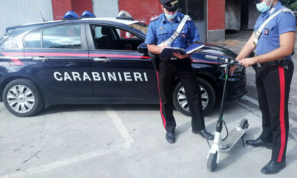 Ladro acrobata a Ventimiglia. Rischia l'osso del collo per rubare un monopattino. Arrestato e già condannato