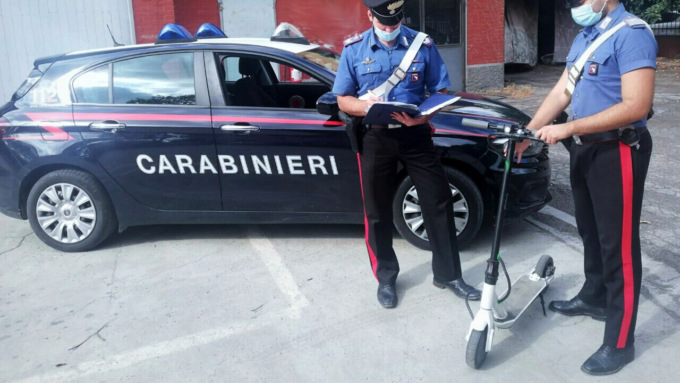 Ladro acrobata a Ventimiglia. Rischia l’osso del collo per rubare un monopattino. Arrestato e già condannato