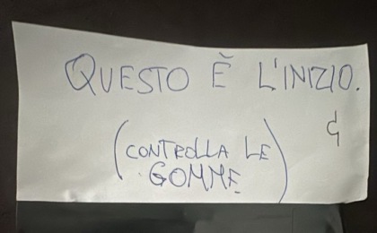 Sfreccia troppo spesso in moto a Badalucco… e spuntano biglietti di minacce: “Questo è l’inizio… controlla le gomme”
