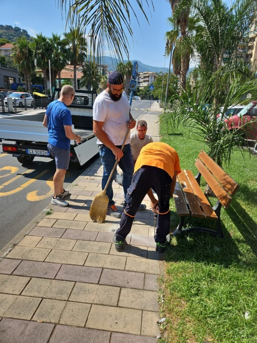 Due nuove panchine in via Pietro Agosti