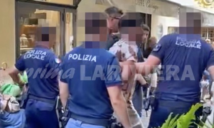 Algerino estrae mitra (replica) ed è panico tra la folla a Sanremo