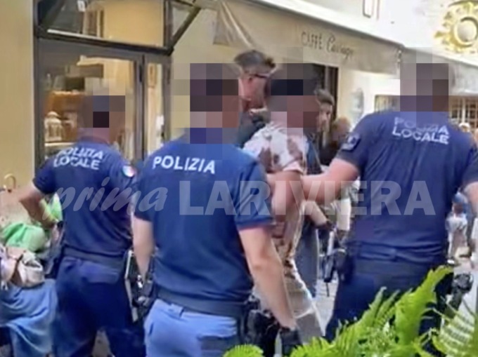 Minaccia i passanti con un mitra a Sanremo, algerino 26enne resta in carcere