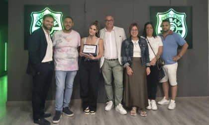 Il sindaco di Vallecrosia consegna una targa ai ballerini della scuola Urban Theory