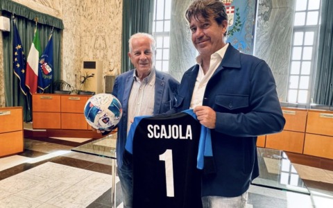 L’Imperia omaggia Scajola “N° 1”.  Il sindaco riceve la squadra e lancia l’appello: “Mercoledì tutti allo Stadio Ciccione”