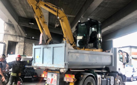 Mezzo incastrato sotto al ponte di via San Francesco