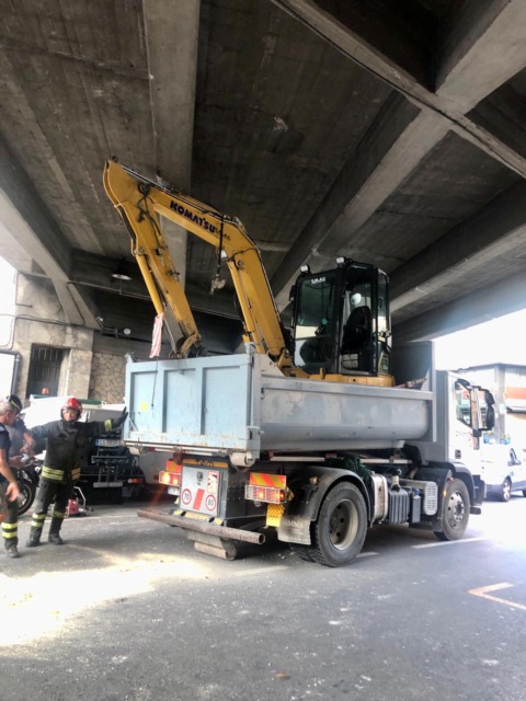 Mezzo incastrato sotto al ponte di via San Francesco