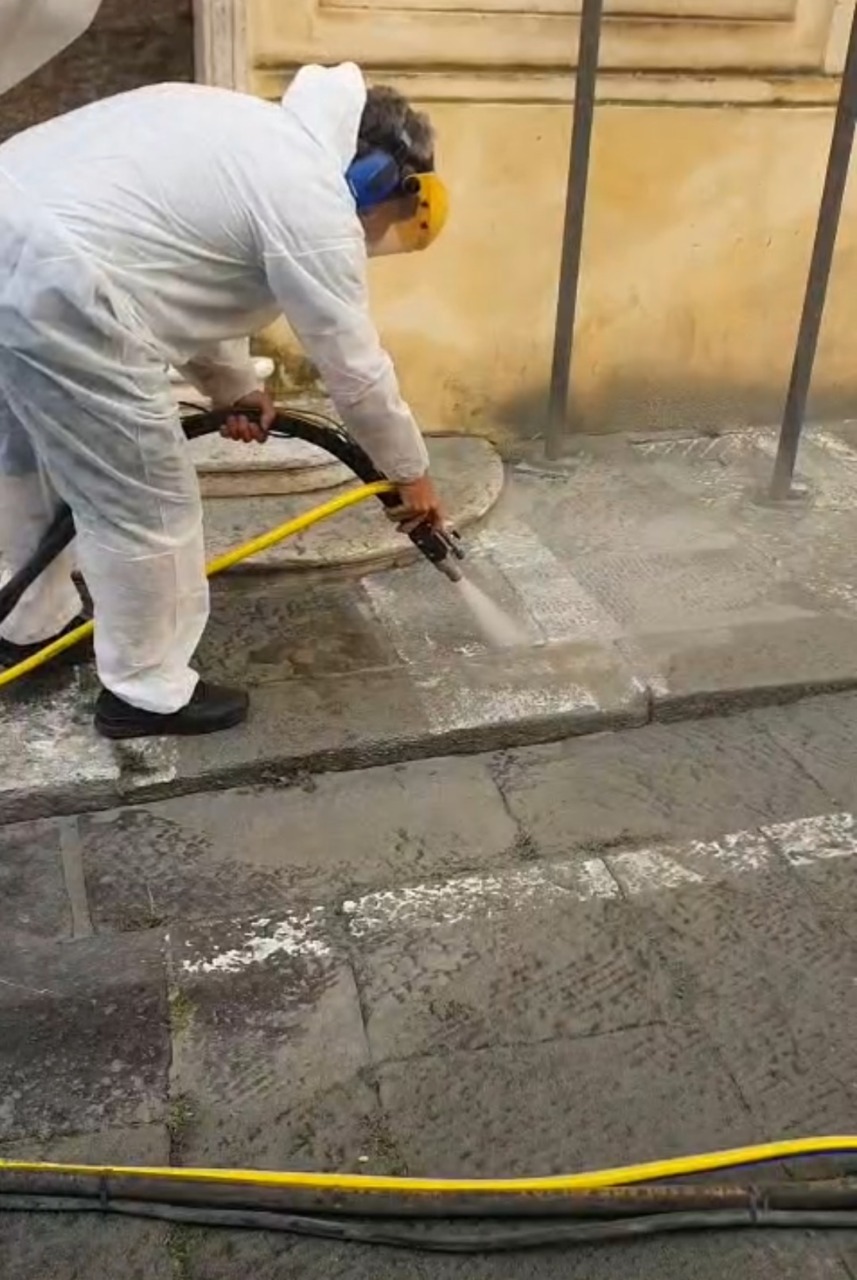 Piazza Nota verso la pedonalizzazione: operai rimuovono segnaletica
