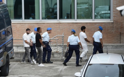 Il video dell’agghiacciante pestaggio di Matteo. Oggi la convalida del fermo dei tre aguzzini