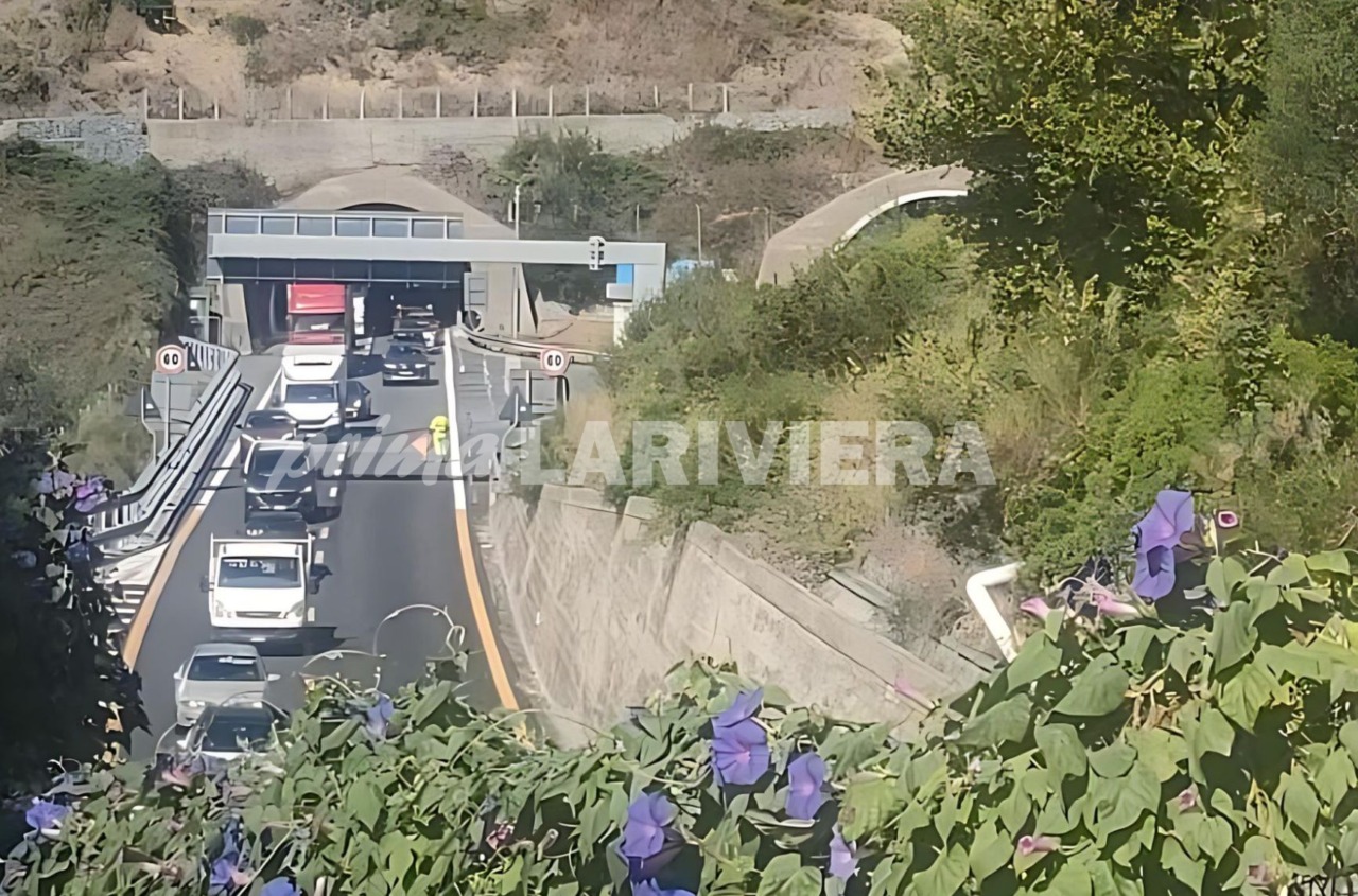 Scontro auto-moto in A10 al confine: un ferito grave