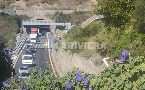 Scontro auto-moto in A10 al confine: un ferito grave