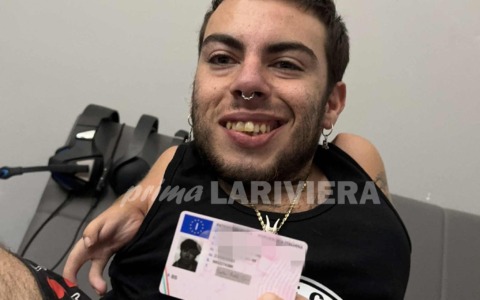 Nato senza gli arti superiori: Nicholas ha superato l’esame di guida per la patente