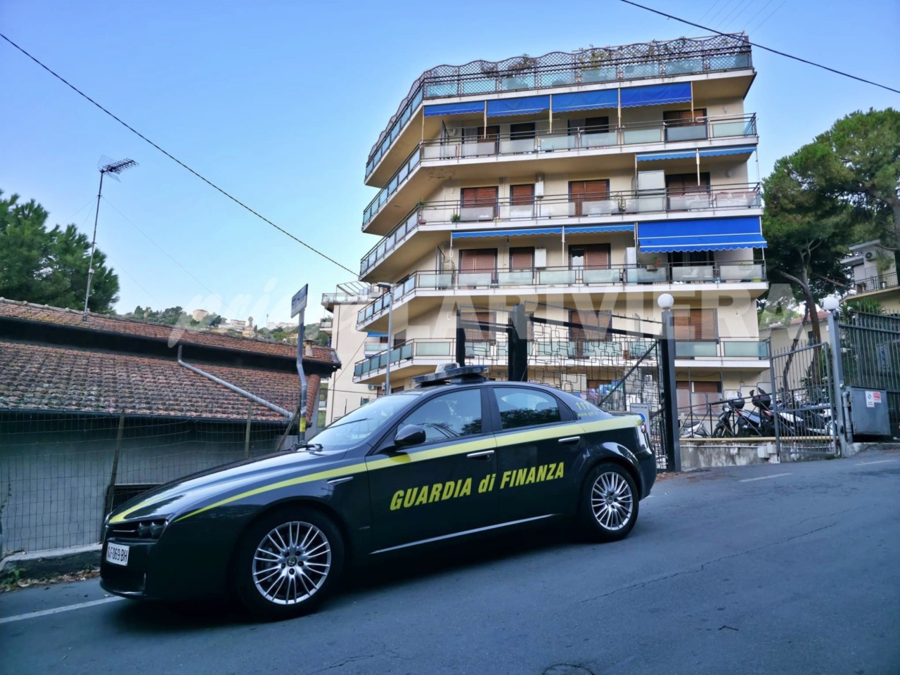 Marito e moglie si tolgono la vita lanciandosi dal terrazzo del tetto di una palazzina a Sanremo