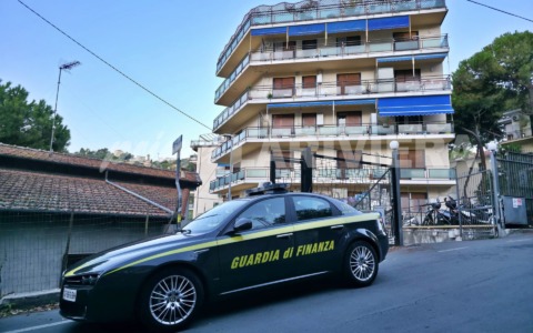 Marito e moglie si tolgono la vita lanciandosi dal terrazzo del tetto di una palazzina a Sanremo