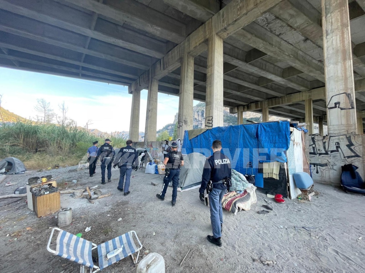Sgomberata baraccopoli dei migranti sotto il ponte dell’autostrada a Ventimiglia