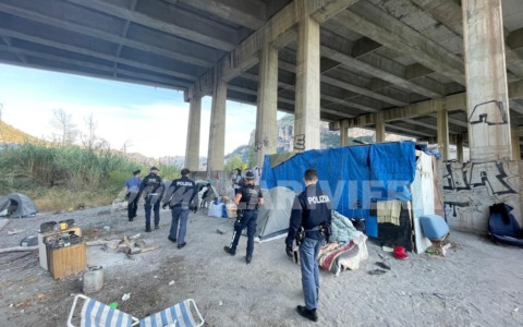 Sgomberata baraccopoli dei migranti sotto il ponte dell’autostrada a Ventimiglia
