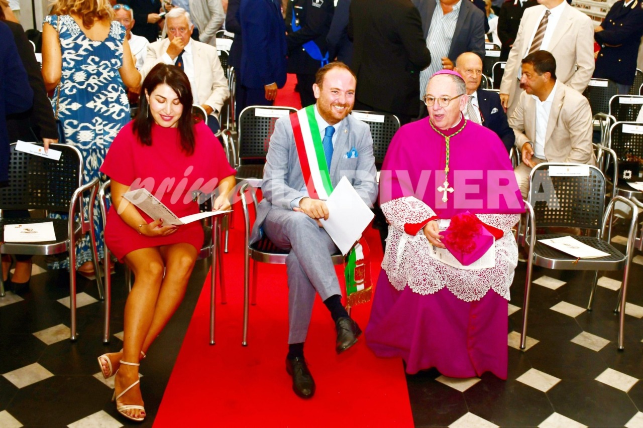 La moglie siede accanto al marito sindaco: “per protocollo, non per ostentazione”