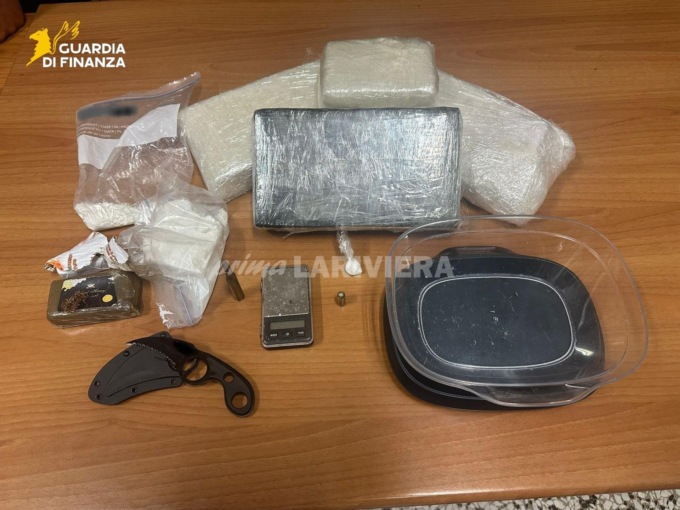 Finanza sequestra in un appartamento di Ventimiglia quasi 4 chili di cocaina