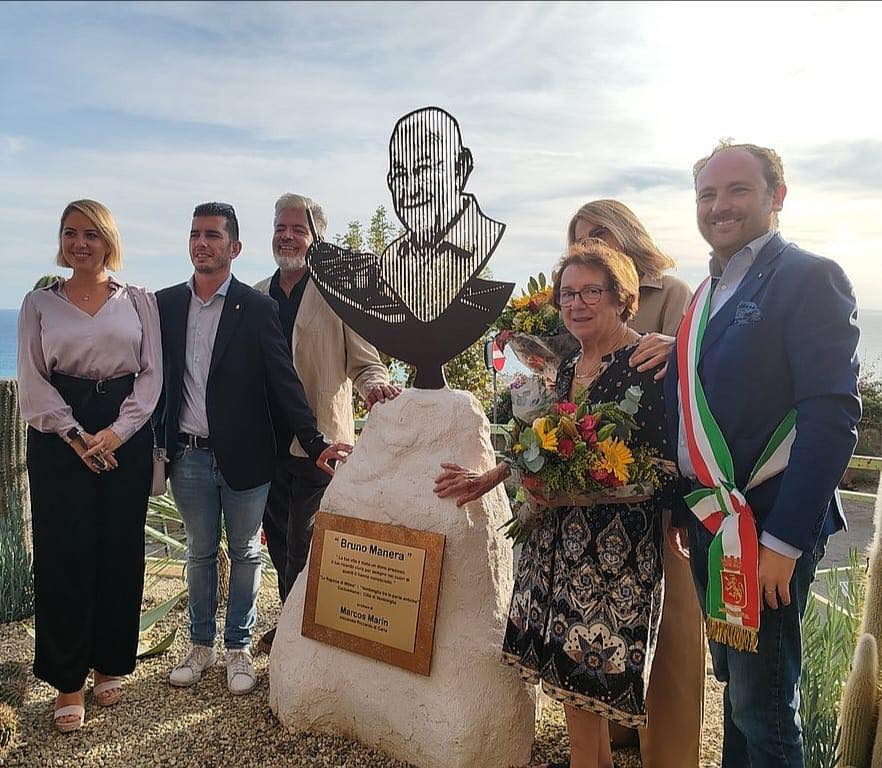 Una statua dedicata al florovivaista intemelio Bruno Manera morto un anno fa