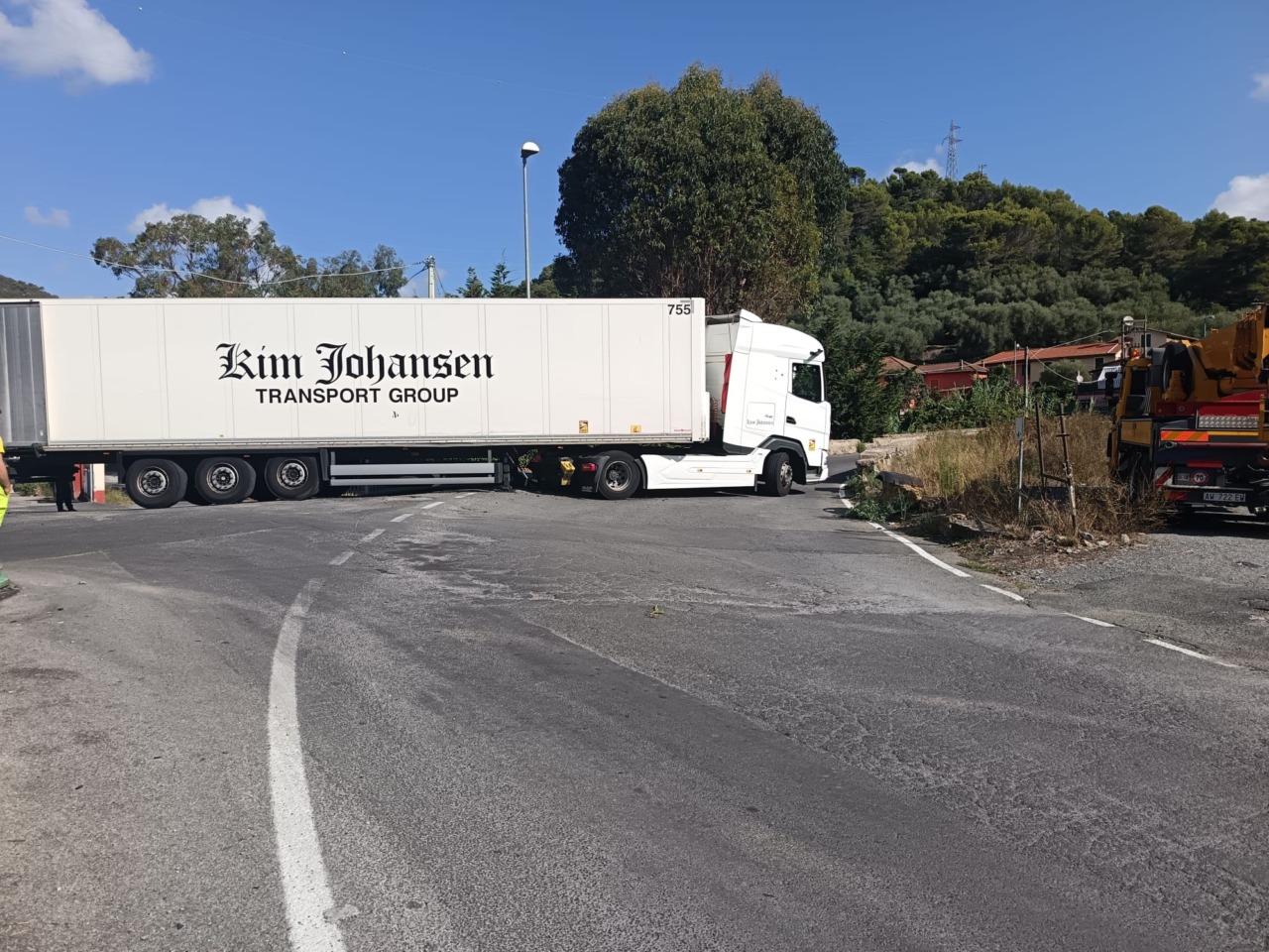 Villa Faraldi, strada provinciale chiusa per autoarticolato in panne