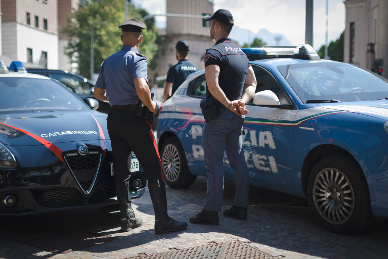 Lanciano la cocaina dalla finestra del bagno a Sanremo, ma in casa piomba la Polizia e li arresta