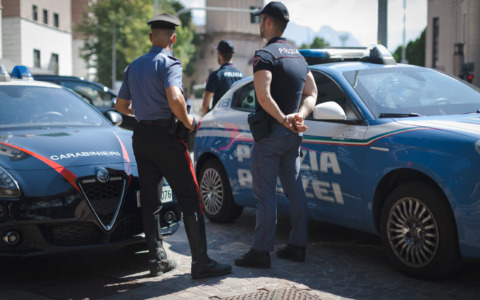 Lanciano la cocaina dalla finestra del bagno a Sanremo, ma in casa piomba la Polizia e li arresta