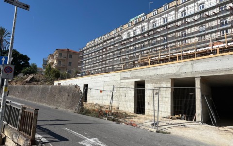 Strada Solaro sarà più larga: iniziato l’abbattimento muro dell’hotel