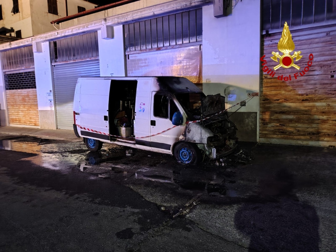 Brucia un camion nella notte a Imperia