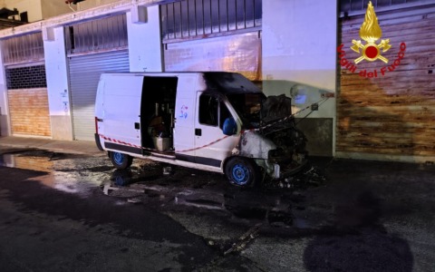 Brucia un camion nella notte a Imperia