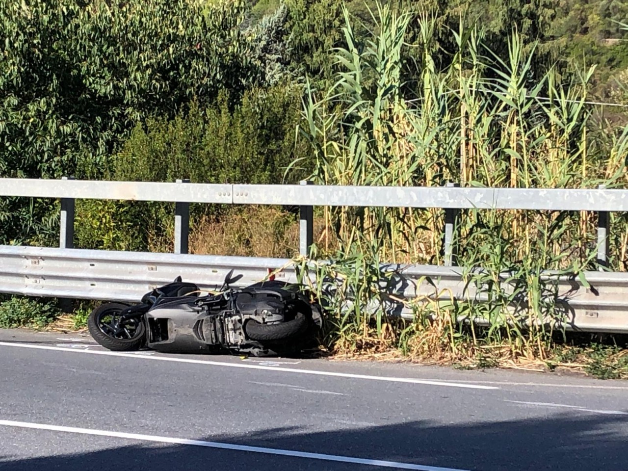 In prognosi riservata lo scooterista ferito dopo uno schianto sulla Statale del Col di Nava