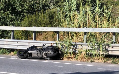 In prognosi riservata lo scooterista ferito dopo uno schianto sulla Statale del Col di Nava