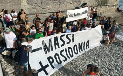 Attivisti scendono in spiaggia a Latte: “No alle dighe nella Baia di Latte”