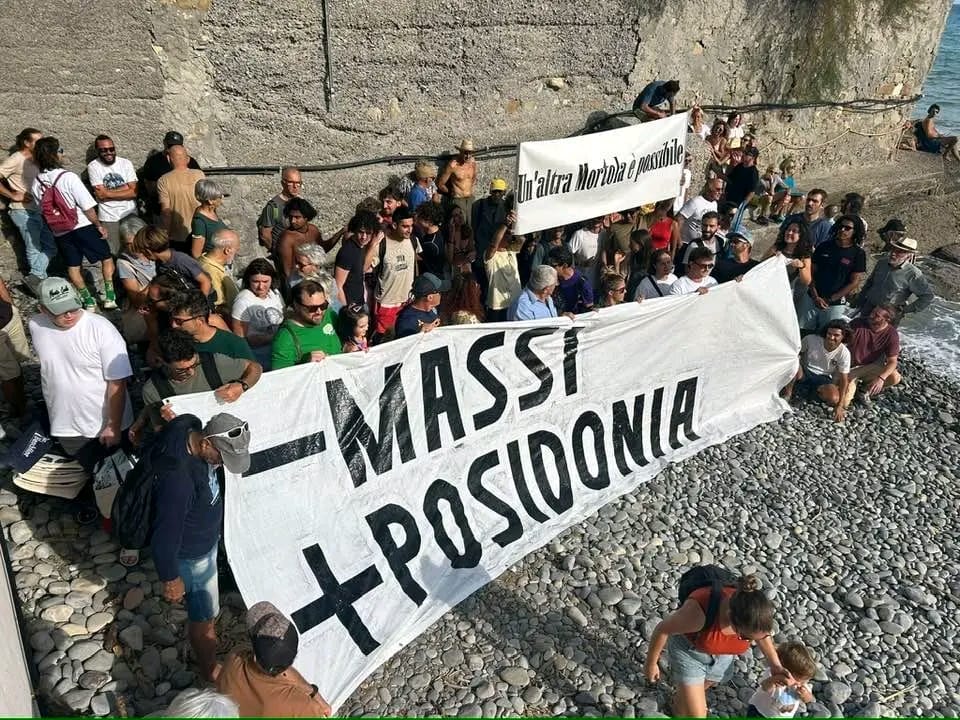 Attivisti scendono in spiaggia a Latte: “No alle dighe nella Baia di Latte”
