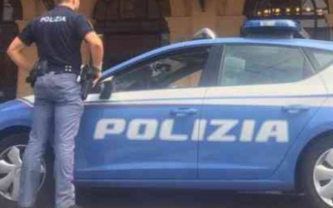 Tombini nelle vetrine e poi il furto dei soldi. Polizia arresta un giovane per serie di spaccate