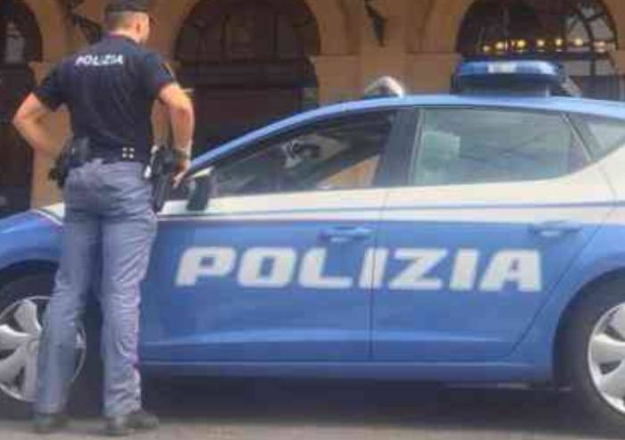 Sente dei rumori nel suo rimorchio. Camionista scopre nove clandestini nascosti all’interno