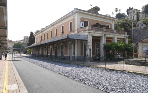 Acquisto compendio vecchia stazione di Porto Maurizio. Laura Amoretti: “Pensare al destino di chi lavora e di chi vive ancora lì”