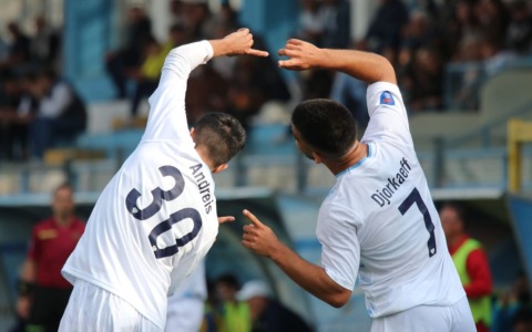 Gli highlight di Sanremese-Cairese con i due goal spettacolo di Djorkaeff e Moreo