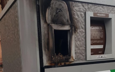 Incendiate tre ecoisole a Vallecrosia, la condanna del vicesindaco Quesada