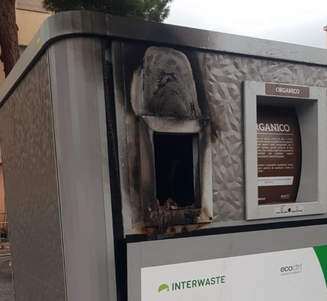 Incendiate tre ecoisole a Vallecrosia, la condanna del vicesindaco Quesada