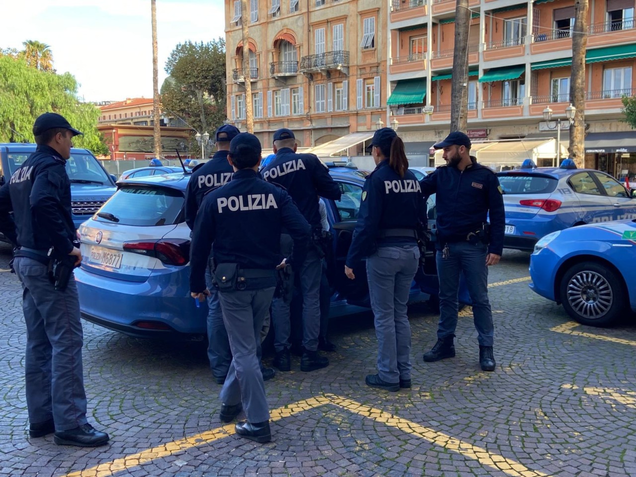 Tenta di rapinare un uomo…ma è un poliziotto. Prova a scappare gettandosi in mare