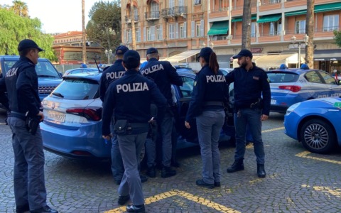 Tenta di rapinare un uomo…ma è un poliziotto. Prova a scappare gettandosi in mare