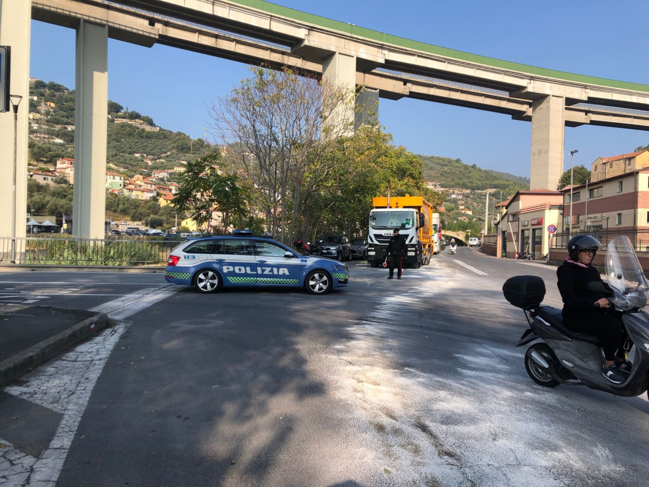 Traffico in tilt sugli argini: camion perde benzina sul sinistro