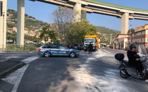 Traffico in tilt sugli argini: camion perde benzina sul sinistro