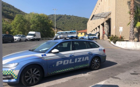 Blitz della polizia stradale anche a Imperia per controllare i mezzi di Riviera Trasporti Piemonte