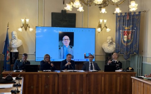 Siglato accordo per il contrasto agli atti illegali all’interno e nelle vicinanze degli esercizi commerciali